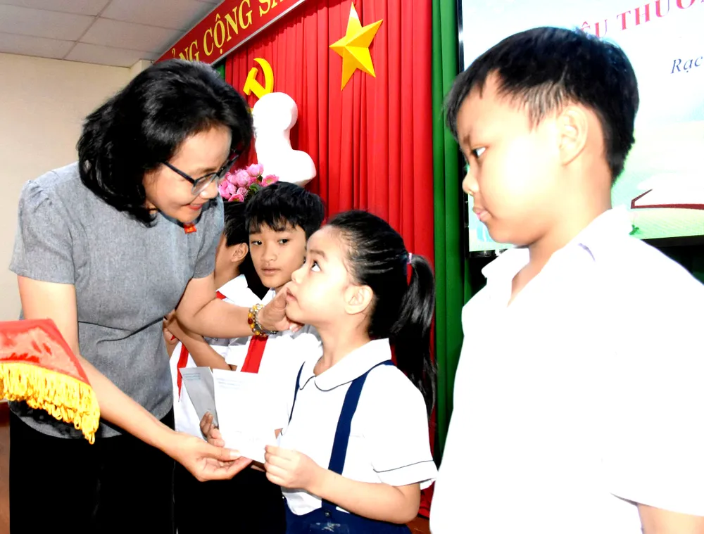 Lãnh đạo phường Rạch Dừa trao quà cho trẻ em mồ côi có hoàn cảnh khó khăn trên địa bàn