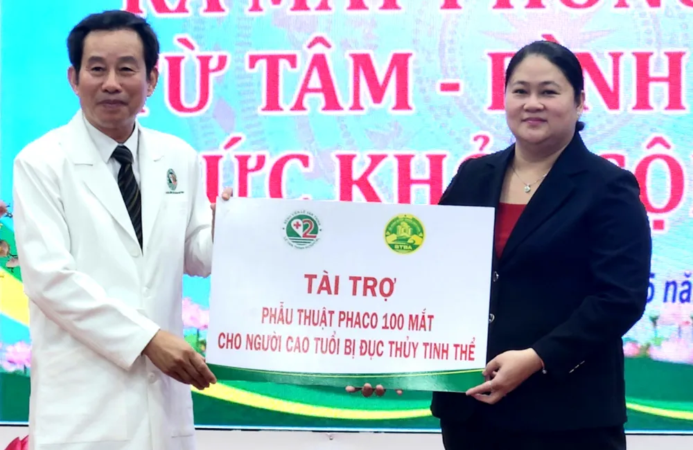 Tại lễ ra mắt phòng khám, đại diện nhà tài trợ tặng 100 suất phẫu thuật mắt miễn phí cho người cao tuổi bị đục thủy tinh thể