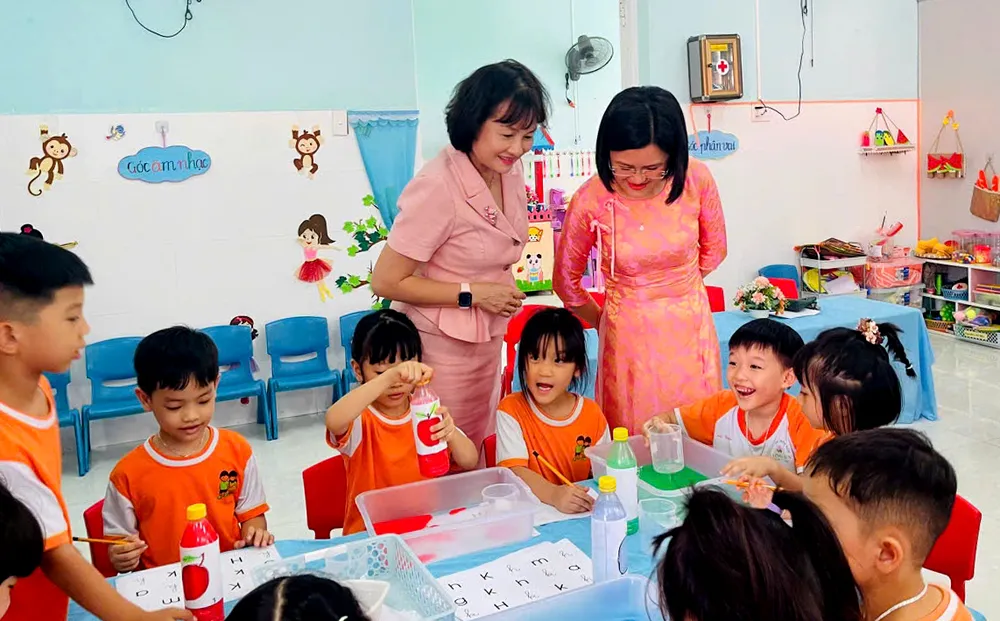 Các đại biểu dự giờ hoạt động của trẻ tại Trường Mầm non Hương Sen