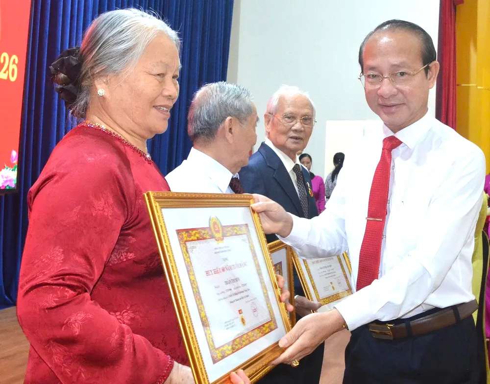 Phường Vũng Tàu trao huy hiệu Đảng cho 86 đảng viên