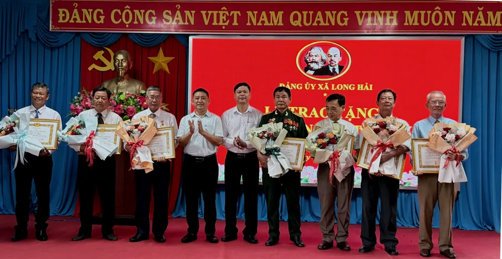 Lãnh đạo xã Long Hải chúc mừng các đảng viên được trao huy hiệu.