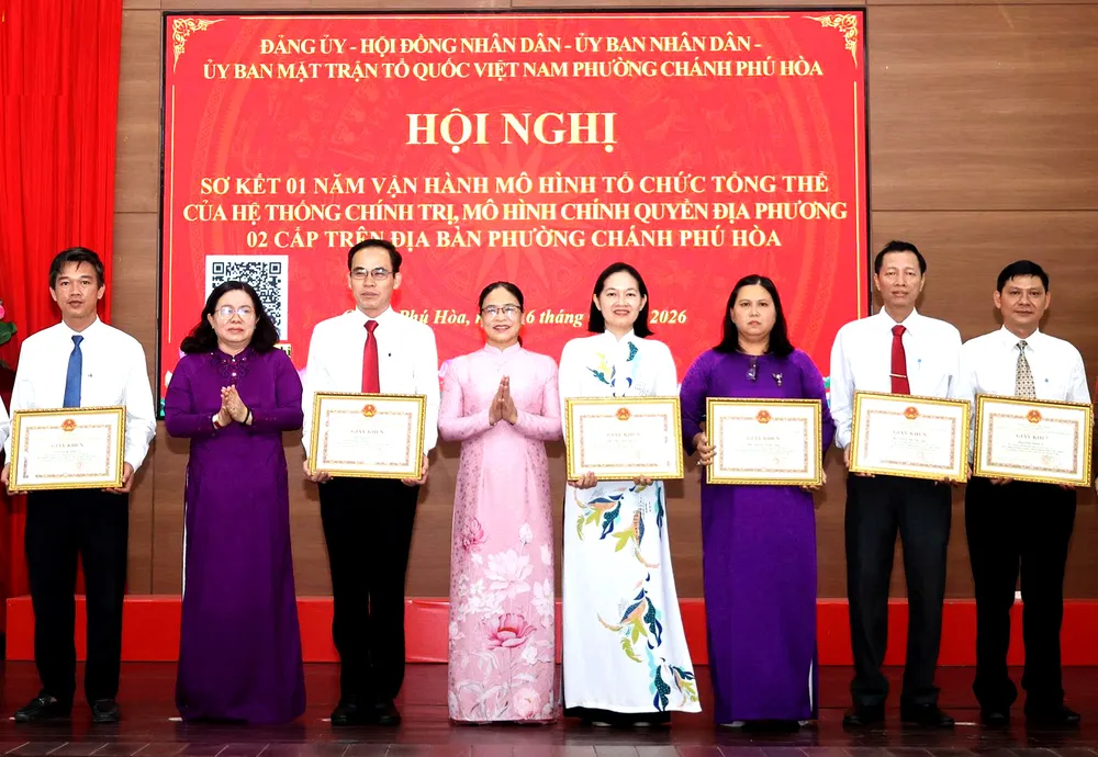 Đại diện Ban Nội chính Thành ủy TPHCM và Ban Tuyên giáo và Dân vận Thành ủy TPHCM trao giấy khen cho các cá nhân có thành tích xuất sắc của phường Chánh Phú Hòa