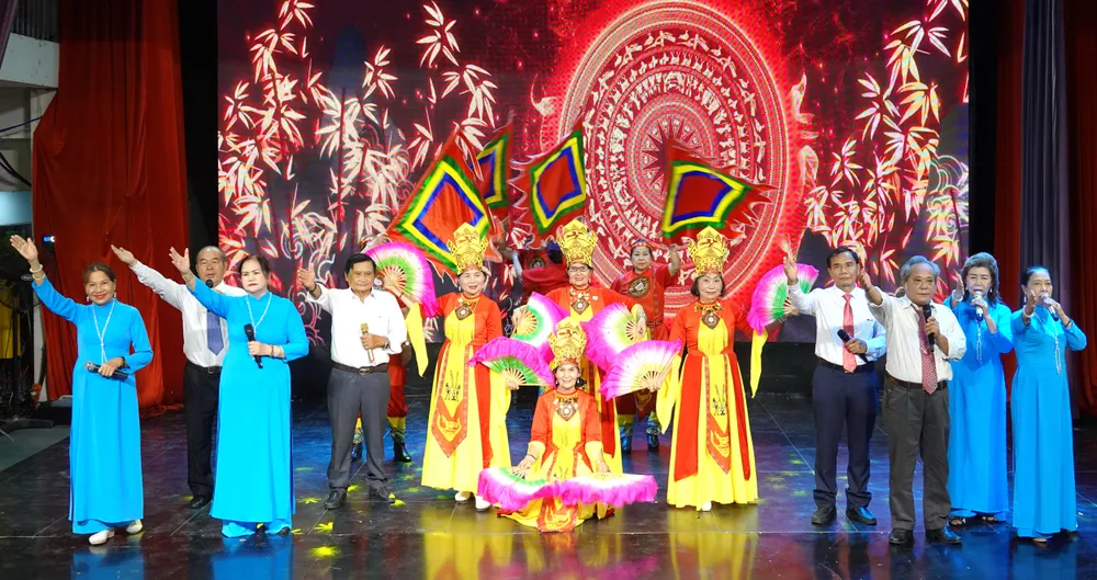 Tiết mục ca múa "Dòng máu Lạc Hồng" của Đội Cựu chiến binh Đoàn Kết. Ảnh: THÚY BÌNH