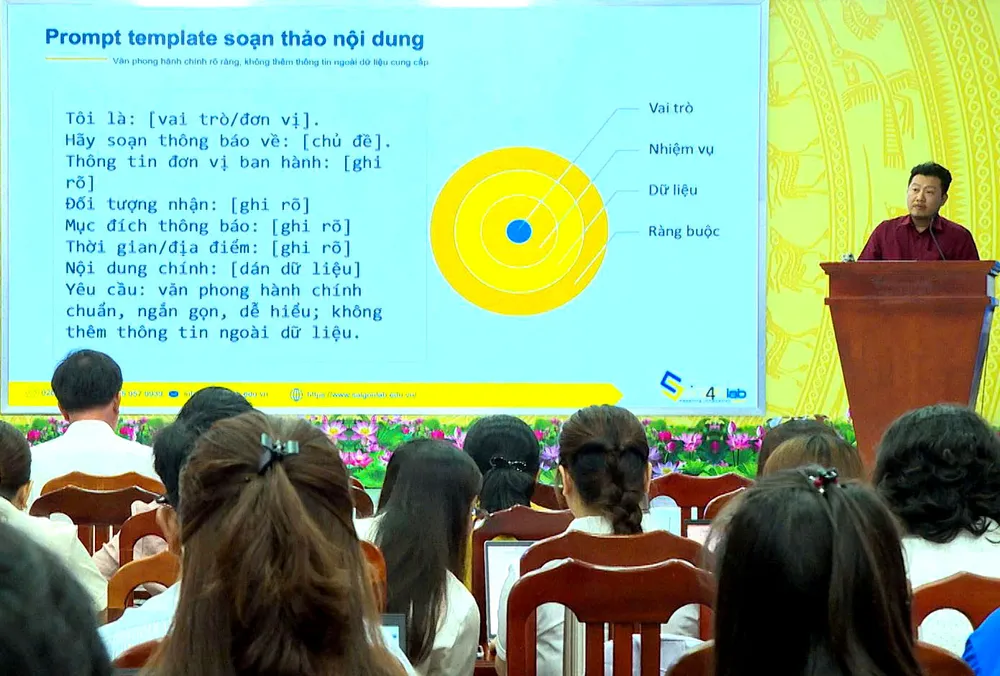 100 cán bộ, đảng viên tham dự lớp học.