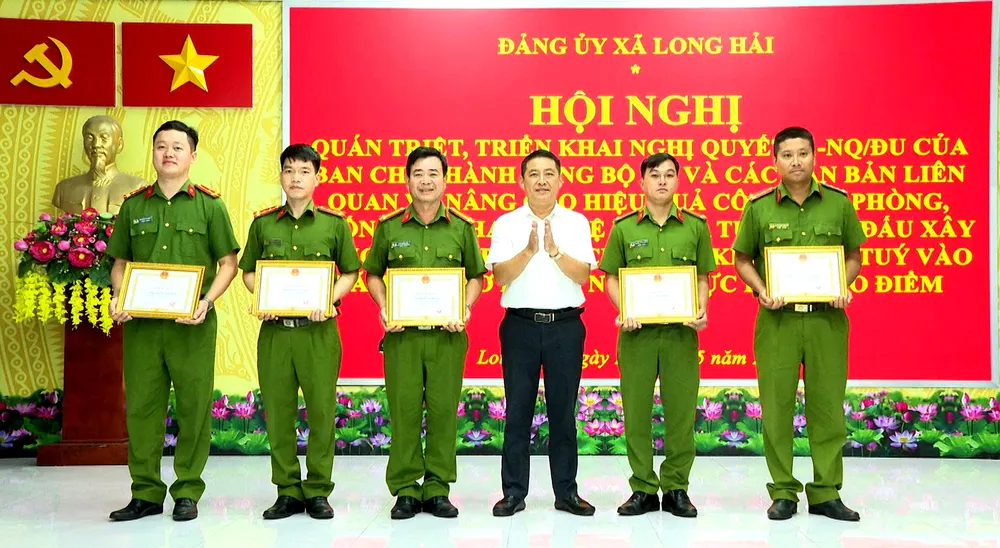 Khen thưởng các tập thể và cá nhân có thành tích xuất sắc trong thực hiện cao điểm 45 ngày đêm