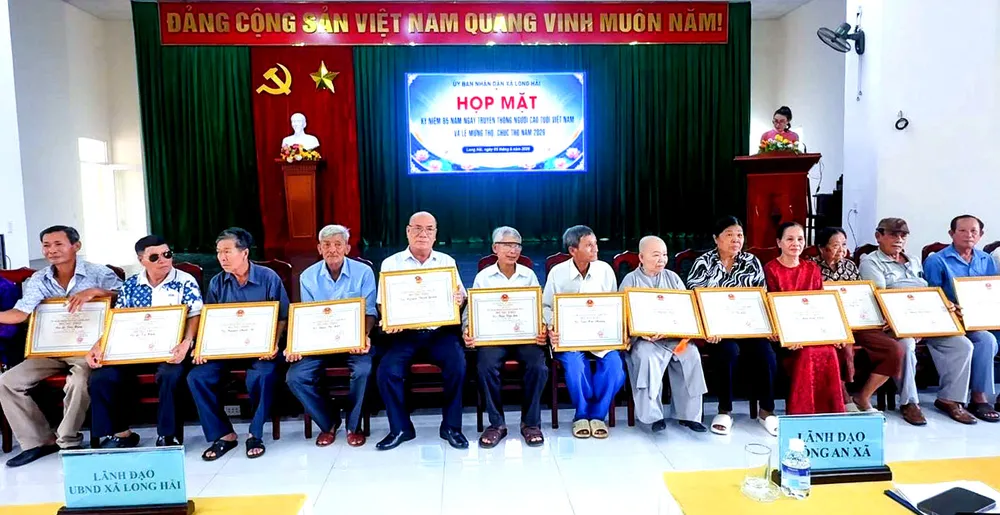 Các cụ cao niên của xã Long Hải nhận bằng Mừng thọ 