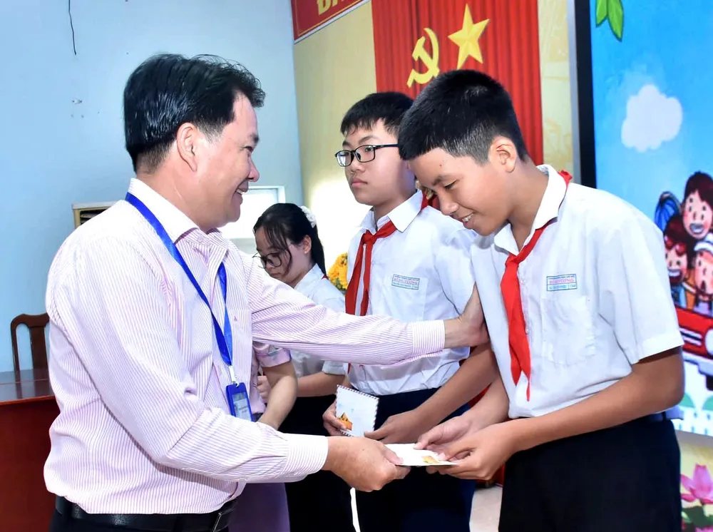 Lãnh đạo xã Tân Hải trao học bổng cho các em học sinh vượt khó học giỏi và khen thưởng học sinh có thành tích xuất sắc 