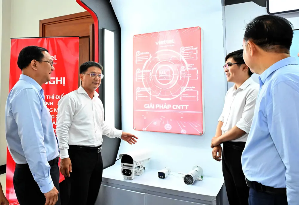 Phó Chủ tịch UBND TP Nguyễn Mạnh Cường (thứ 2 từ trái qua) tham quan không gian số của Tập đoàn Viettel. VIỆT DŨNG