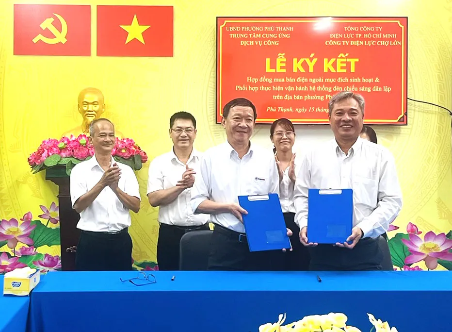 Đại diện hai đơn vị ký kết hợp tác chiều 15-6