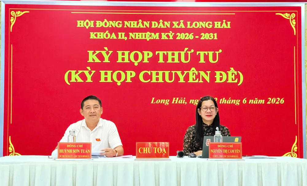Ông Huỳnh Sơn Tuấn, Thành ủy viên, Bí thư Đảng ủy, Chủ tịch HĐND xã và bà Nguyễn Thị Cẩm Yến, Ủy viên Ban Thường vụ Đảng ủy, Phó Chủ tịch HĐND xã đồng chủ trì kỳ họp 