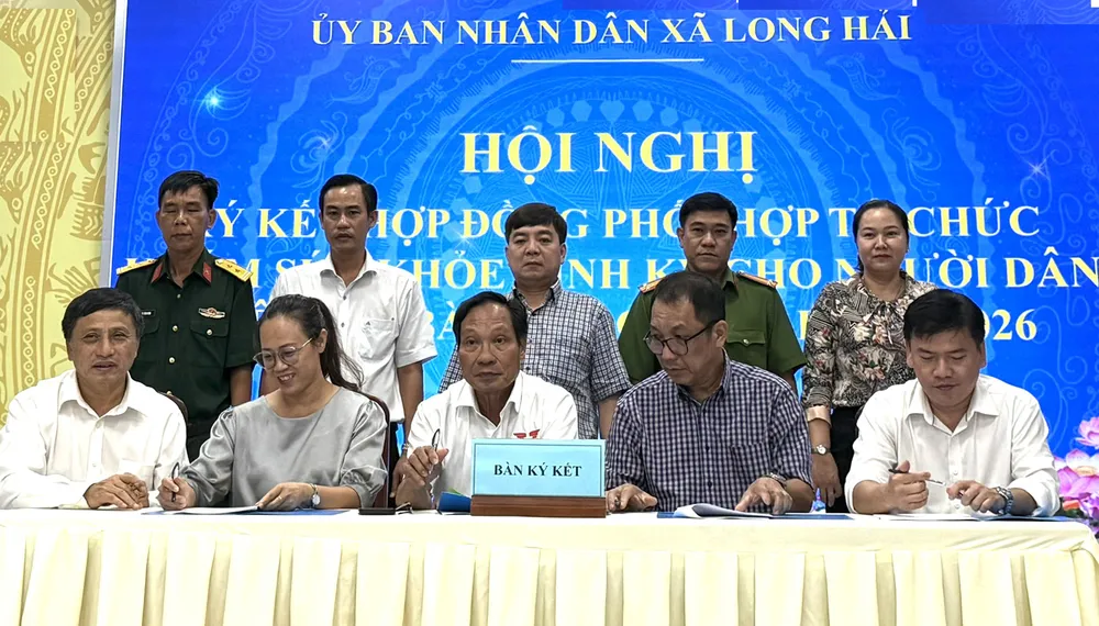 Lãnh đạo xã Long Hải cùng đại diện 4 đơn vị y tế ký kết chương trình phối hợp hoạt động