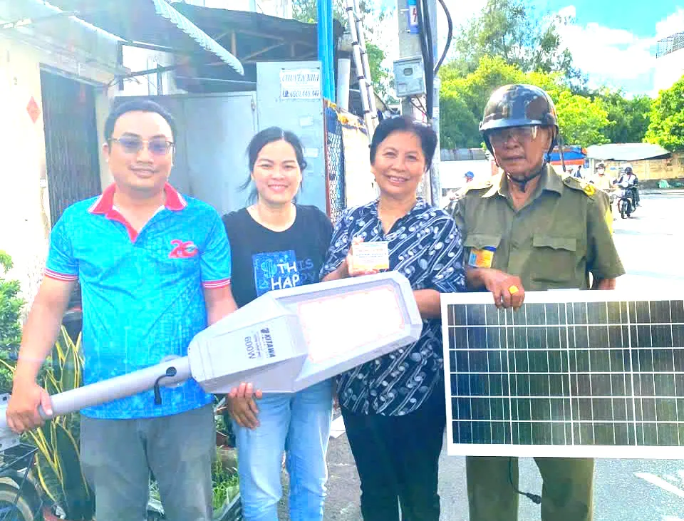 Phường Phú Thạnh đẩy mạnh thay thế, lắp đặt mới hệ thống đèn LED trên các tuyến đường, hẻm