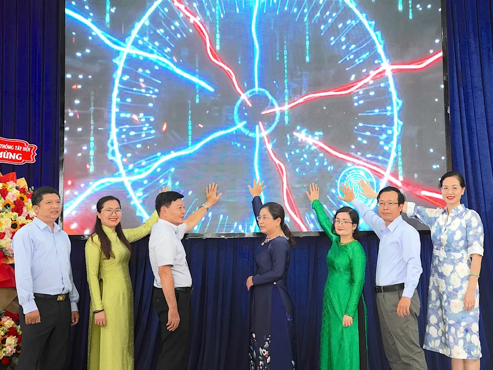 Lãnh đạo phường Thông Tây Hội và đại diện Viettel ấn nút khởi động app "Bản đồ số khu phố". Ảnh: QUANG HUY
