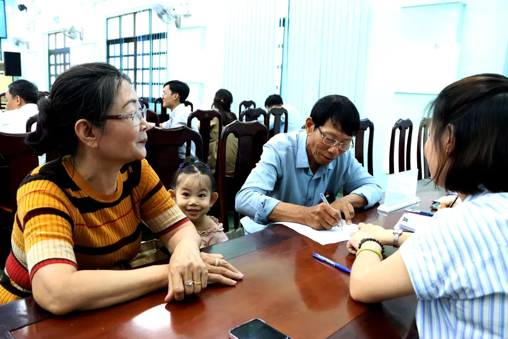 Người dân bị ảnh hưởng bởi dự án thành phần 1-3 thuộc Vành đai 4 TPHCM nhận quyết định chi trả tiền bồi thường. Ảnh: TH