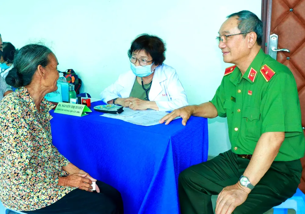 Hội Quân dân y Việt Nam phối hợp với UBND xã Đất Đỏ tổ chức khám bệnh sàng lọc, cấp phát thuốc miễn phí cho khoảng 500 người dân trên địa bàn.