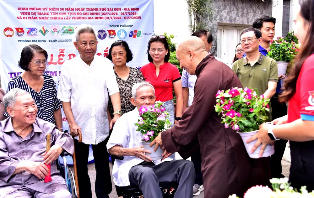 Tặng cây xanh cho các hộ dân trên tuyến hẻm số 6 đường Nguyễn Huy Tưởng