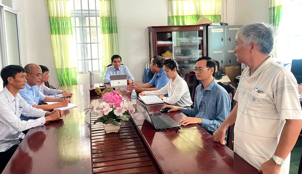 Ông Nguyễn Hữu Chí, Bí thư Đảng ủy xã Thanh An (giữa) cùng lãnh đạo xã duy trì thường xuyên công tác tiếp công dân, kịp thời tháo gỡ khó khăn, vướng mắc từ cơ sở