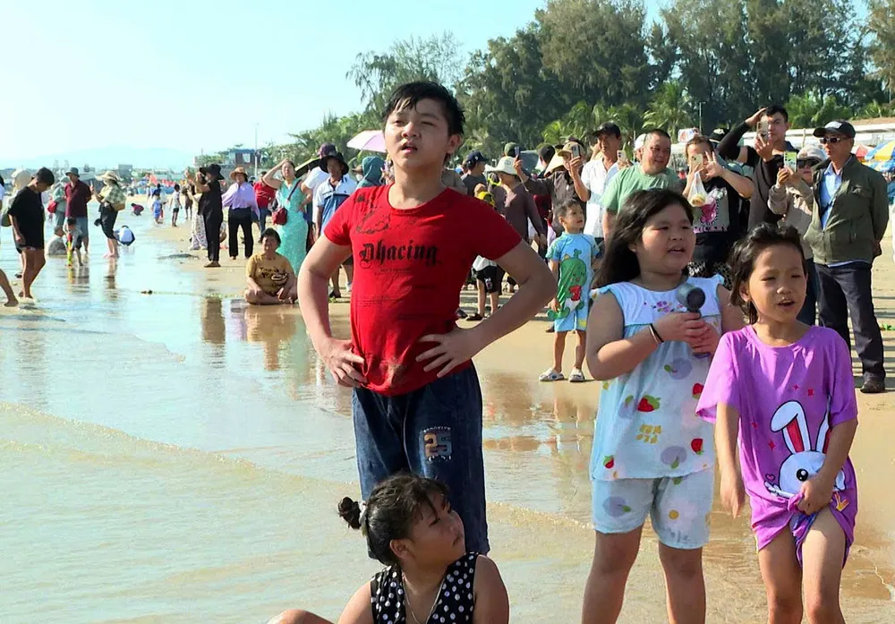 Bãi biển Long Hải luôn tấp nập du khách trong dịp hè 2026 