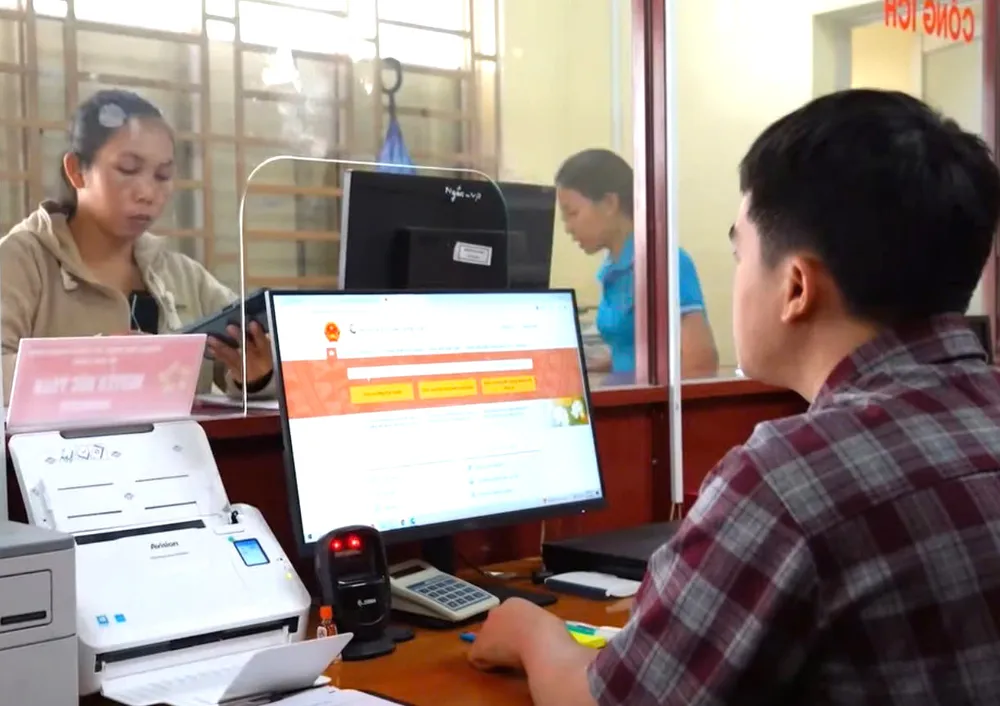 Người dân làm thủ tục tại trung tâm phục vụ hành chính công xã Kim Long