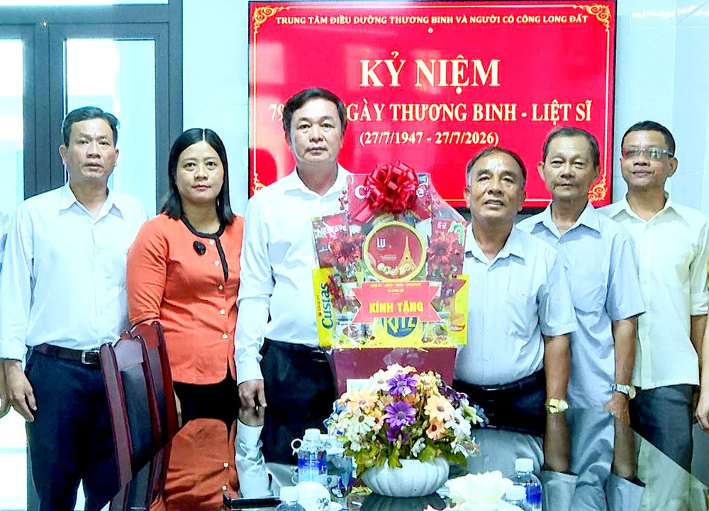 Lãnh đạo xã Long Hải đến thăm, tặng quà Trung tâm Điều dưỡng thương binh và người có công Long Đất. Ảnh: THÀNH HUY