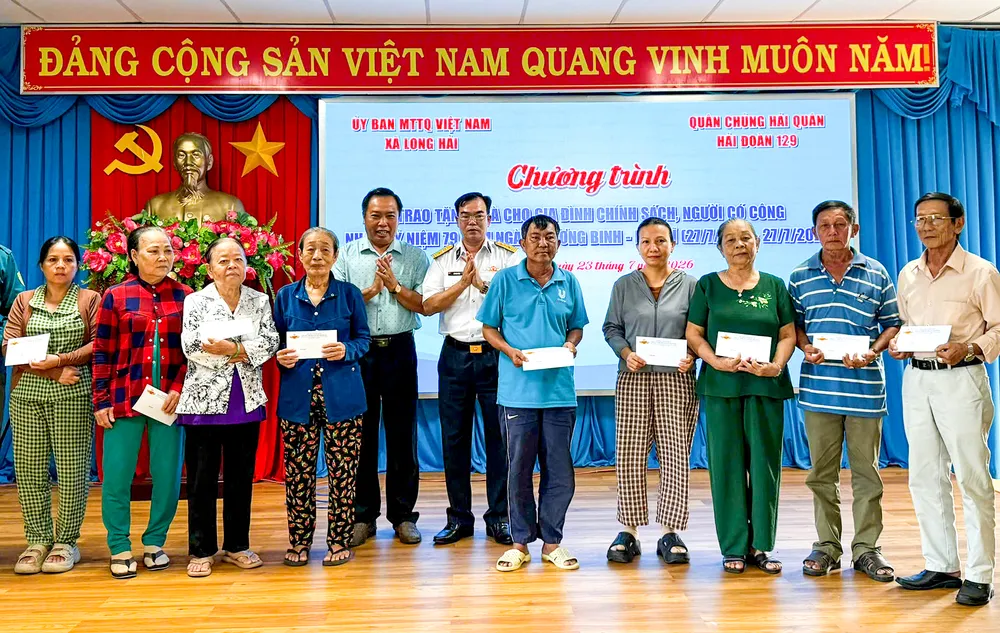 Hải đoàn 129 trao quà tri ân gia đình chính sách tại xã Long Hải
