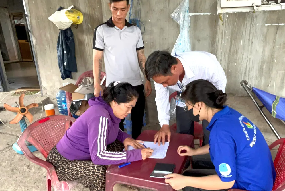Hỗ trợ thực hiện thủ tục chứng thực văn bản ủy quyền vay vốn ngân hàng tại nhà. Ảnh: THÀNH HUY