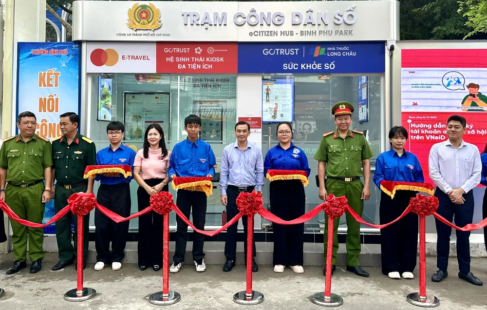Lễ ra mắt “Trạm công dân số” phường Bình Phú. TPHCM. Ảnh: THANH HIỀN