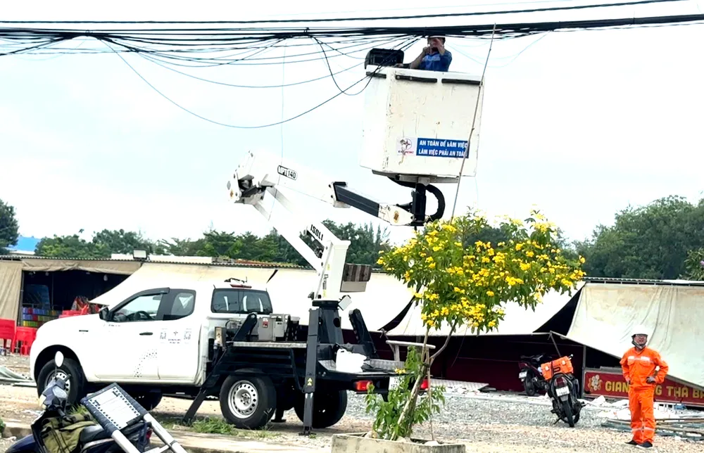 Nhân viên Công ty Điện lực Đất Đỏ thực hiện bó gọn cáp viễn thông, truyền hình