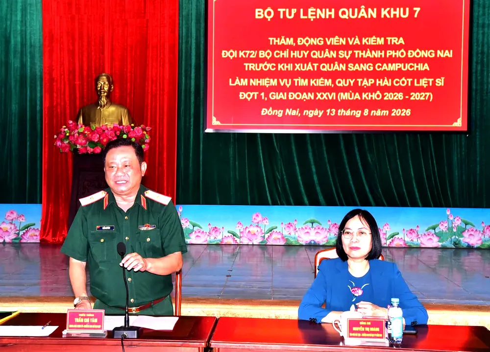 Thủ trưởng Bộ Tư lệnh Quân khu 7 động viên cán bộ, chiến sĩ Đội K72 trước ngày lên đường làm nhiệm vụ. Ảnh: ĐỘI K72