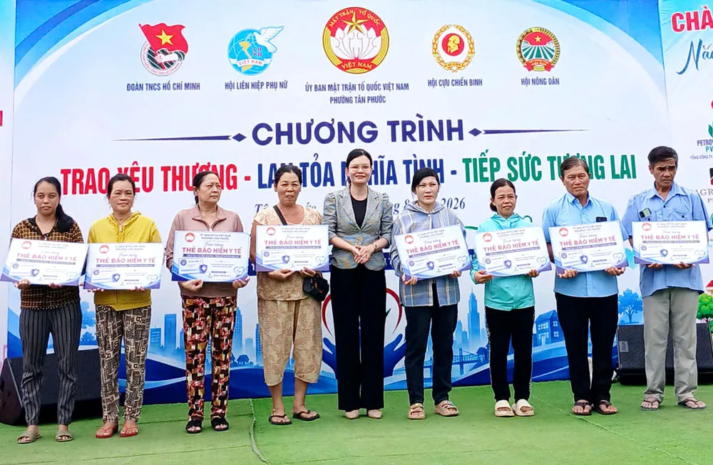 Người dân phường Tân Phước nhận thẻ bảo hiểm y tế. Ảnh: QUỐC ĐẠT