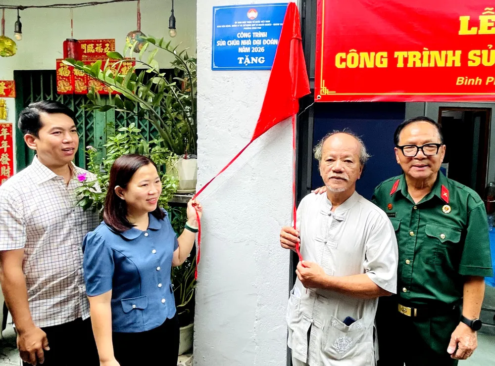 Ông Trương Văn Hòa (thứ 2 từ phải sang) đón nhận căn nhà được sửa chữa khang trang
