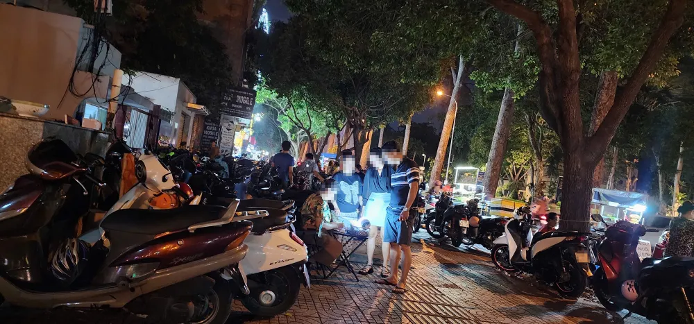 Tình trạng trông giữ xe trái phép xuất hiện ở khu vực Công viên Âu Lạc. Ảnh: HT