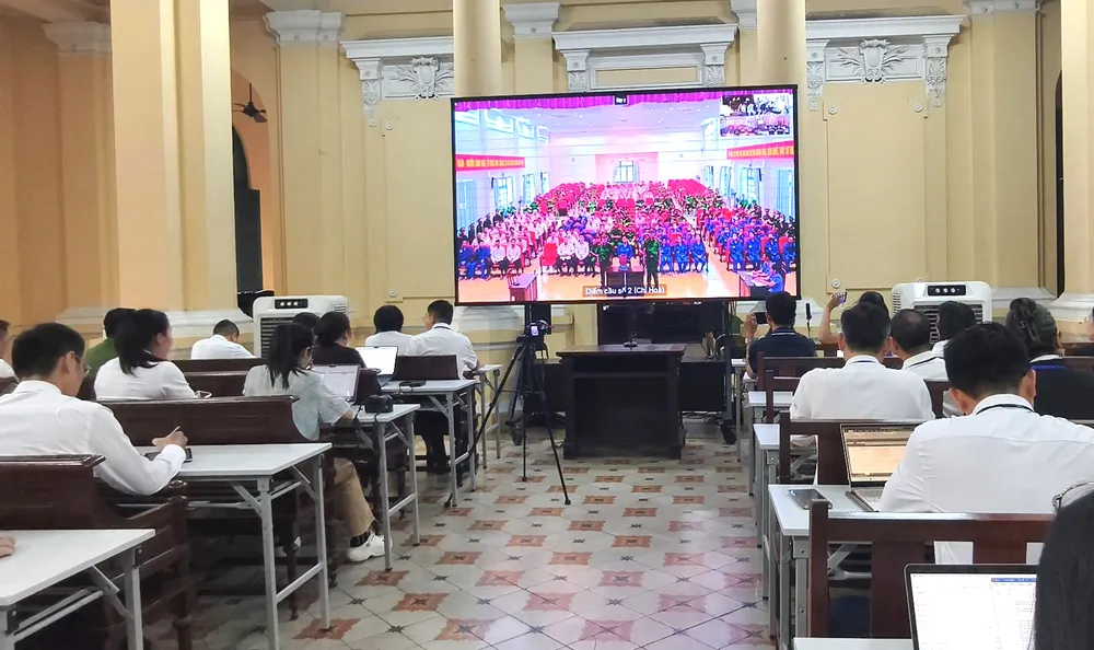 Các phóng viên theo dõi trực tuyến phiên tòa