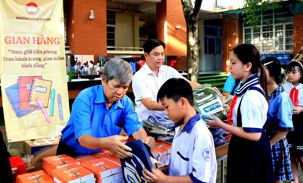 Học sinh nhận dụng cụ học tập tại ngày hội