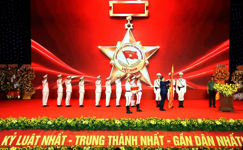 Phó Thủ tướng Thường trực Chính phủ Phạm Gia Túc trao danh hiệu Anh hùng Lực lượng vũ trang nhân dân tặng Công an TP Đà Nẵng. Ảnh: XUÂN QUỲNH