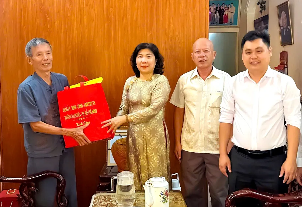 Lãnh đạo phường Rạch Dừa thăm tặng quà người có công tiêu biểu dịp Quốc khánh 2-9