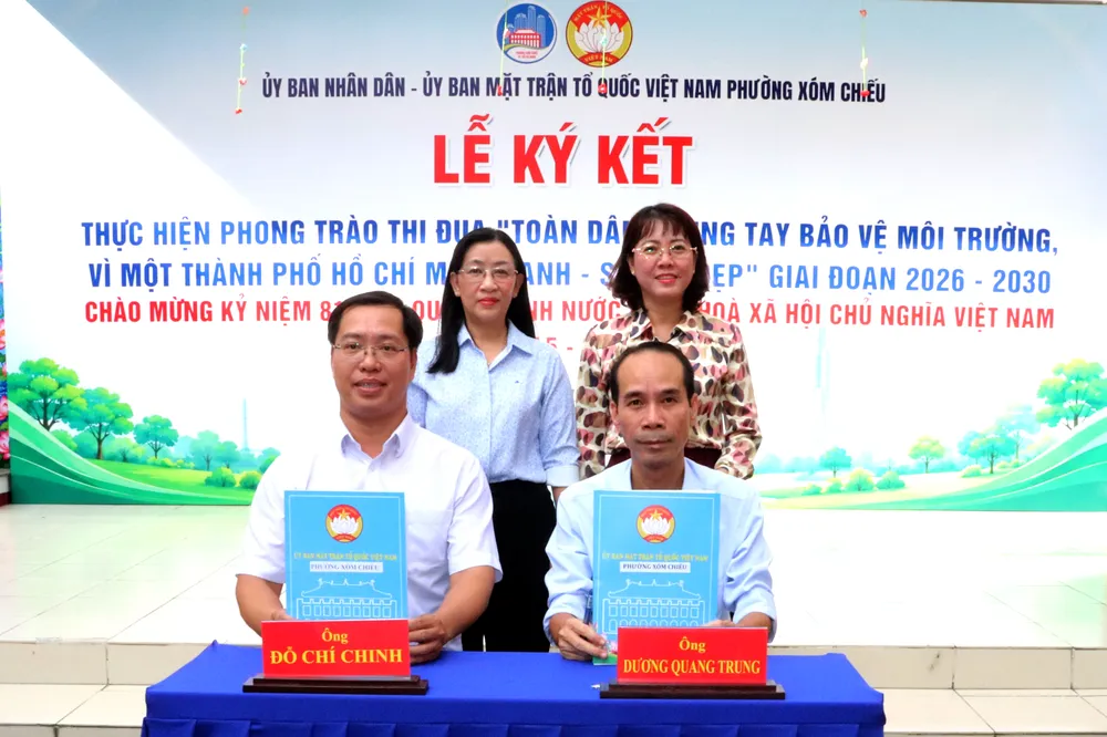 Đại diện UBND phường Xóm Chiếu và Ủy ban MTTQ VIệt Nam phường ký kết tại chương trình