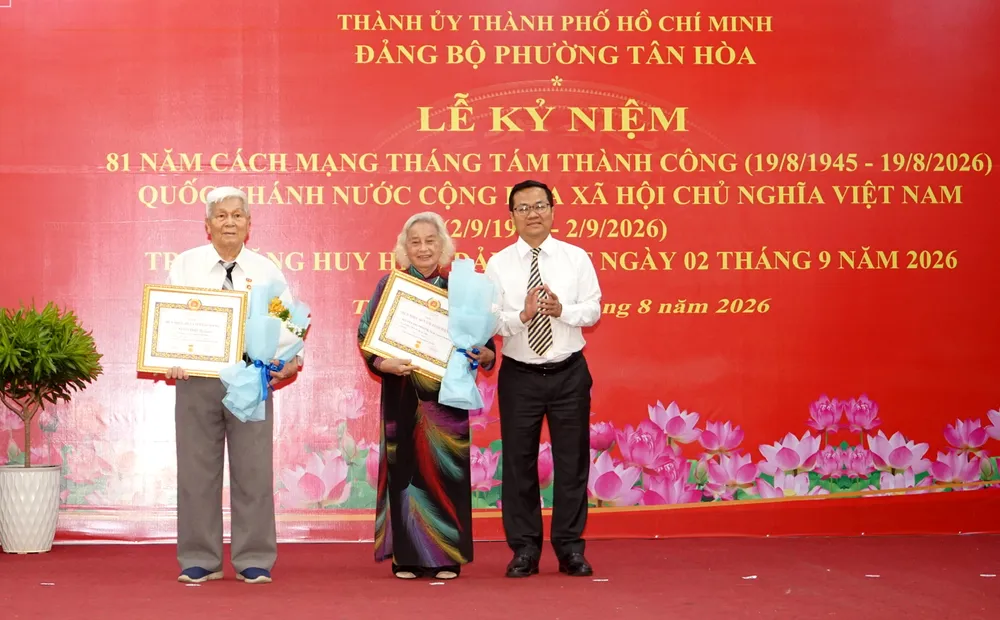 Phó Trưởng Ban Tổ chức Thành ủy TPHCM Huỳnh Văn Dân trao Huy hiệu Đảng đến các đảng viên tại phường Tân Hòa