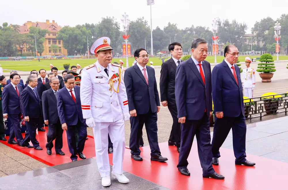 Các đồng chí lãnh đạo, nguyên lãnh đạo Đảng, Nhà nước, Quốc hội, Chính phủ, Ủy ban Trung ương MTTQ Việt Nam vào Lăng viếng Chủ tịch Hồ Chí Minh, sáng 28-8. Ảnh: VIẾT CHUNG