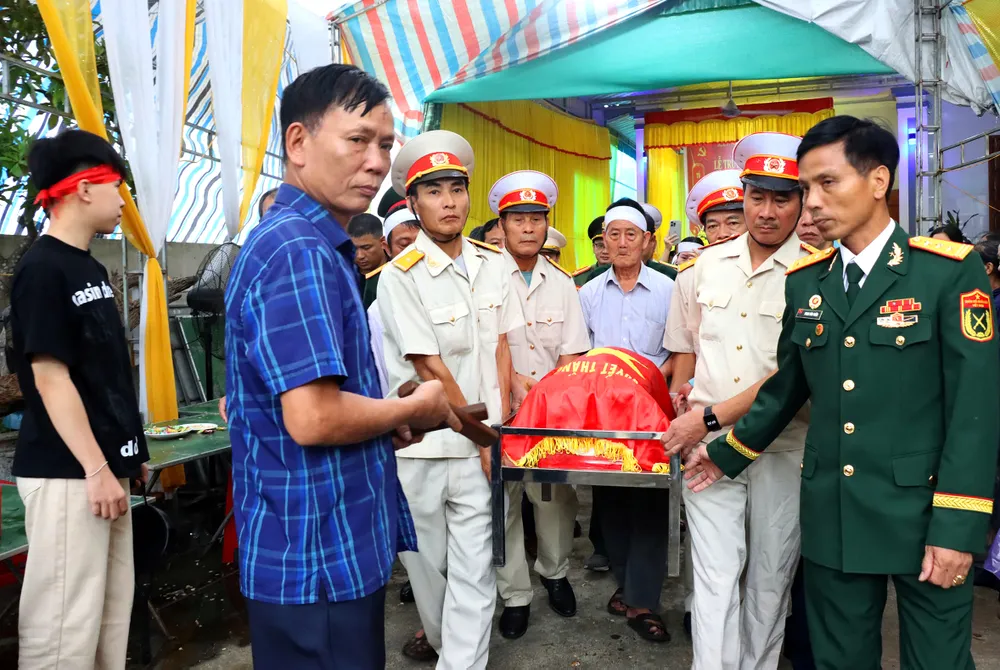Di chuyển hài cốt liệt sĩ Trần Quỳnh về an táng tại Nghĩa trang Liệt sĩ Đức Thọ