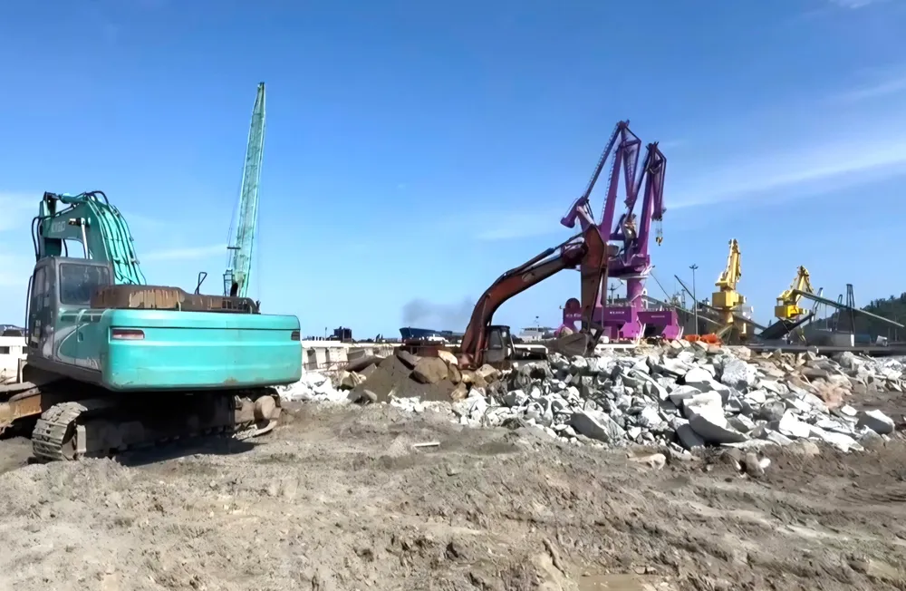 Hơn 200 kỹ sư, công nhân cùng nhiều phương tiện, thiết bị thi công xuyên lễ Quốc khánh 2-9 tại bến số 4 cảng Chân Mây