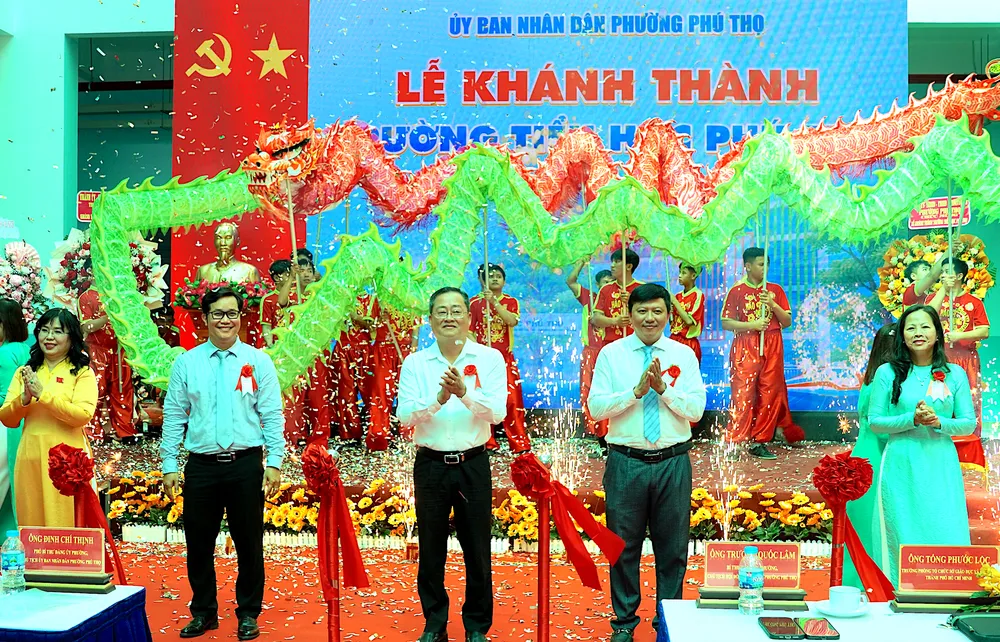 Các đại biểu cắt băng khánh thành. QUANG HUY