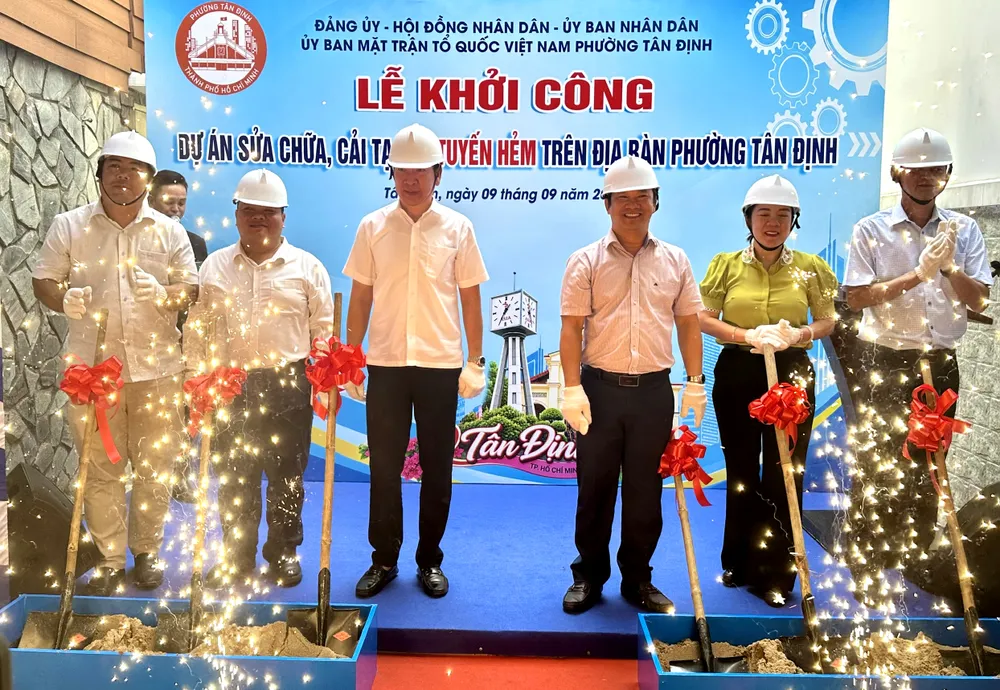 Lễ khởi công dự án sửa chữa, cải tạo 29 tuyến hẻm trên địa bàn phường Tân Định. Ảnh: THANH HIỀN