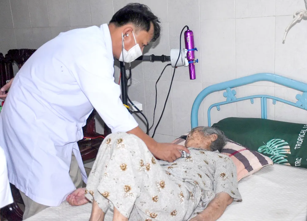 Bác sĩ Trạm Y tế xã Bình Giã lưu động thực hiện khám bệnh cho người cao tuổi tại nhà.
