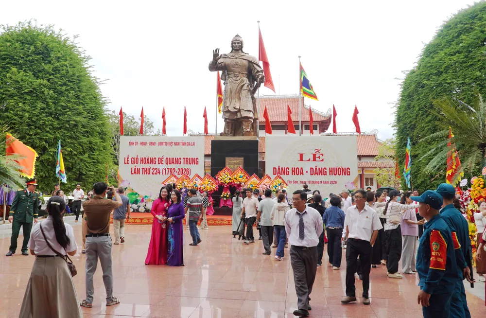 Đông đảo người dân, du khách về dự lễ giỗ vua Quang Trung