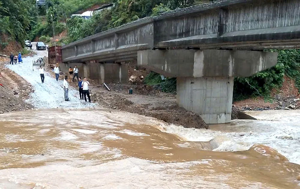 Đường tránh tạm thời ở bản Xóng Con (xã Tam Thái) bị ngập sâu gây chia cắt giao thông 