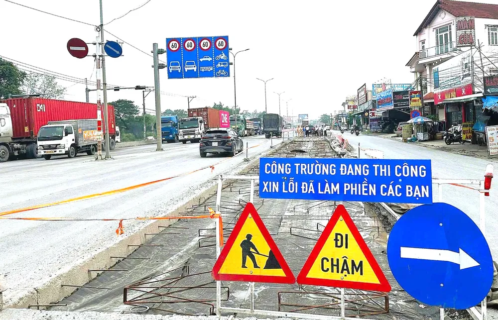 Việc sửa chữa quốc lộ 51 đoạn qua TP Đồng Nai kéo dài gây nguy cơ mất an toàn giao thông. 