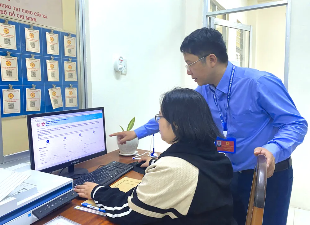 Công chức Trung tâm Phục vụ hành chính công phường Phước Thắng hướng dẫn người dân nộp hồ sơ trực tuyến.