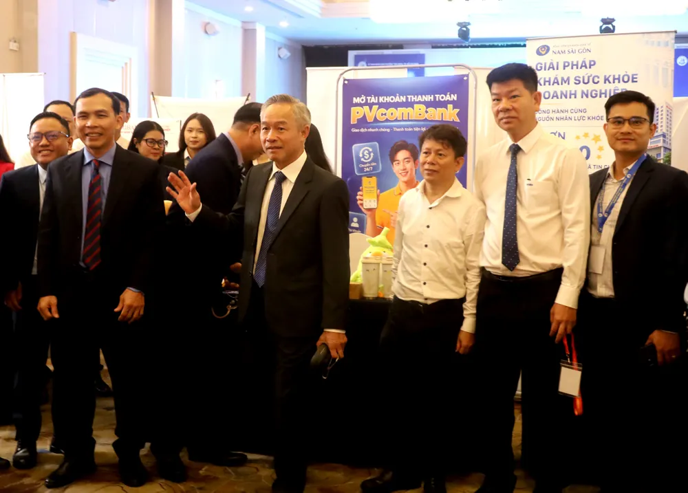 Ông Dương Công Thuyên, Chủ tịch Hội Doanh nghiệp phường Tân Hưng tiếp đón các doanh nghiệp tham dự ký kết hợp tác. Ảnh: QUỐC HÙNG