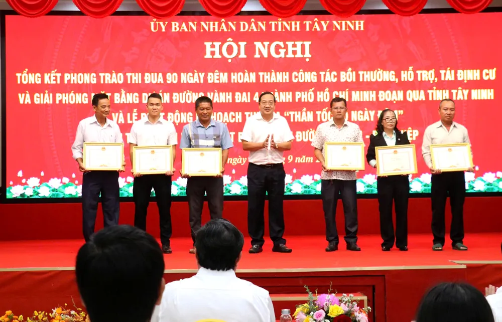 Lãnh đạo tỉnh Tây Ninh tặng bằng khen cho các cá nhân có thành tích xuất sắc trong bồi thường, giải phóng mặt bằng Vành đai 4 TPHCM